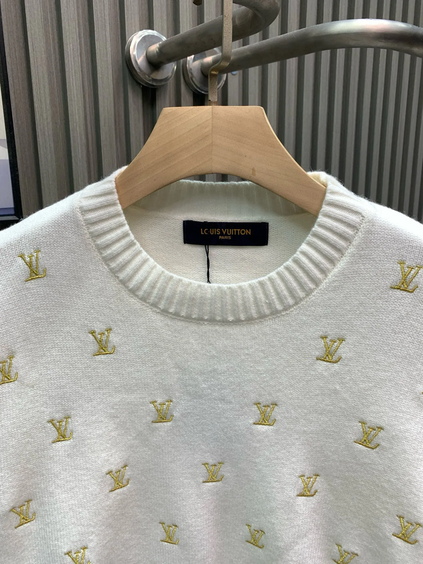 🅿️370 🀄️ Louis Vuitton Louis Vuitton 1*v full logo small embroidered round neck sweater. Originally purchased after 15,000. Fei Dong co-branded series. Fixed color and dyed sheep wool material. 7S special custom-woven and dyed yarn. Hanging wool tissue woven piece. Made of sheep wool material knitted piece. The texture of the fabric is clear and rich. The whole piece is made with full embroidery technology. There are about 168 small embroideries. The embroidery uses fixed-dyed matte embroidery thread on the board and the stitch embroidery process. The pattern is embroidered with thousands of Tajima machine needles. The fine stitching method is dense and ultra-high density without revealing white. The pattern is clear and the lines and three-dimensional sense are strong to enrich the overall picture space. Special cotton wool material is washed and treated. The elastic fiber of sheep wool gives the fabric a high degree of resilience, allowing the clothes to maintain a lasting freshness and durability. Due to its fiber structure and special scale structure, sheep wool also has excellent warmth retention properties and anti-wrinkle properties. Keeps you warm and looks stylish